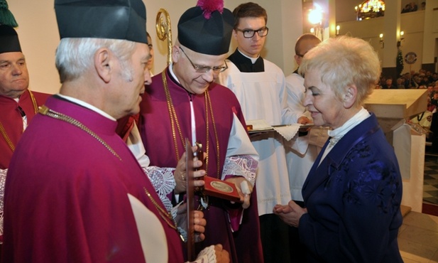 Medal ”Pani z Ostrej Bramy i Dziełom Miłosierdzia Oddany” otrzymuje Wiesława Pisarska