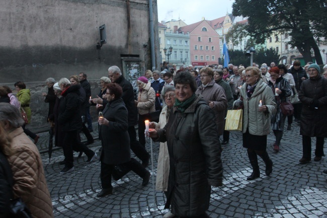 Tam świętych noszą na rękach