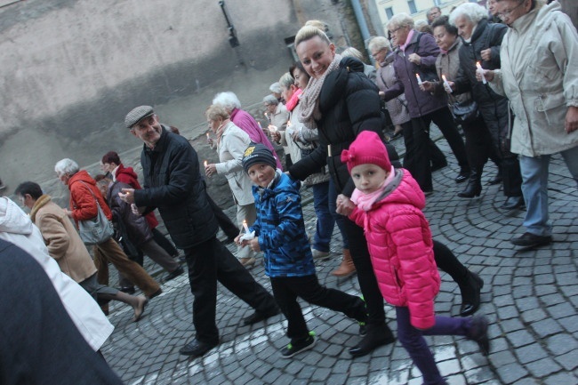 Tam świętych noszą na rękach