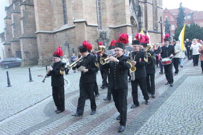 Tam świętych noszą na rękach