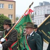 Poczty sztandarowe kół łowieckich w drodze z kościoła na plac Kościuszki