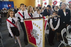  Od dnia nadania imienia szkoła posługuje się także hymnem i sztandarem
