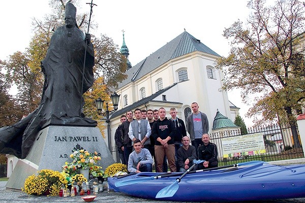 Uczniowie i nauczyciele  ZSCKR w Zduńskiej Dąbrowie  przed pomnikiem  Jana Pawła II w Łowiczu