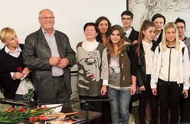 Od lewej: Agata Ogórek, Jerzy Klistała, Helena Paszek i uczniowie cieszyńskiego LO im. A. Osuchowskiego w Cieszynie