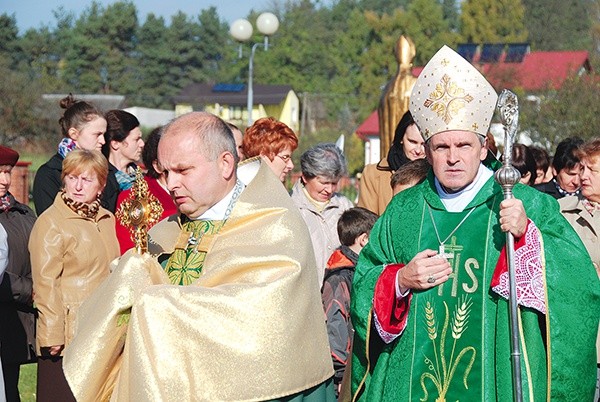  Relikwie św. Jana Pawła II wniósł do świątyni ks. proboszcz Krzysztof Woźniak