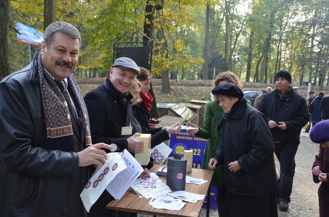 Ratują cmentarne pomniki