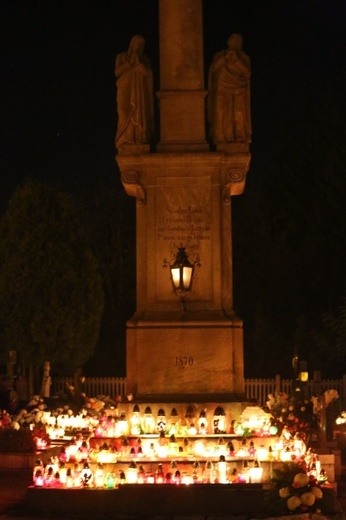 Cmentarz w Zabrzegu nocą