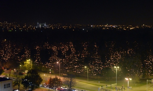 Cmentarz przy ul. Limanowskiego w Radomiu i wieczorna panorama miasta 