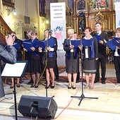  Na początek koncert parafialnego chóru Adalbertus. Prowadzi go Michał Fiderek, organista w parafii w Kraśnicy