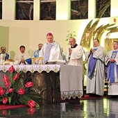  Na początku Mszy św. bp Szlachetka przekazał zgromadzonym w świątyni słowa pozdrowienia, błogosławieństwa i zapewnienie o modlitwie od abp. Sławoja Leszka Głódzia