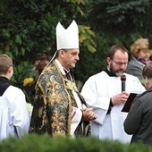 Bp Roman Pindel przewodniczył modlitwom na bielskim cmentarzu