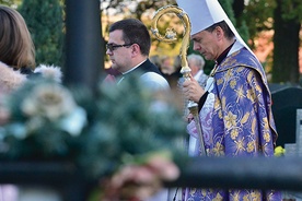  Procesji na cmentarzu parafii katedralnej przewodniczył bp Adam Bałabuch