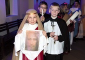 Nie wystarczyło przygotować stroju na Orszak Świętych w parafii św. Faustyny w Słupsku. Życiorys świętego musiała poznać cała rodzina 