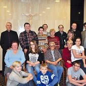  Rodziny poszkodowane w katastrofie razem z ks. K. Bąkiem  oraz ks. T. Nowakiem w Domu św. Jacka