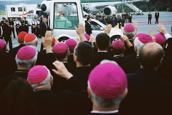 Papież koryguje zasady dymisji biskupów