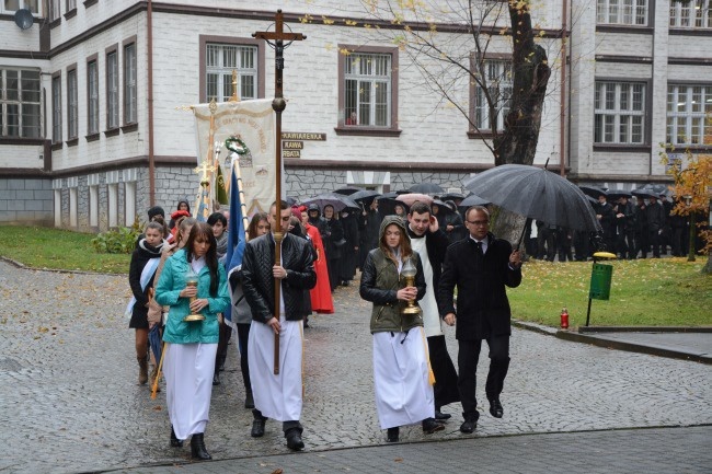 Procesyjne przeniesienie trumny bp. Nathana