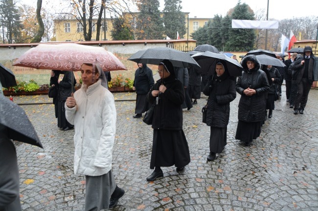 Procesyjne przeniesienie trumny bp. Nathana