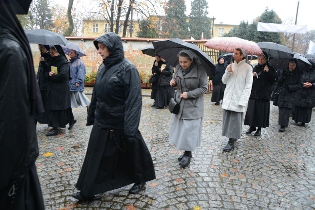 Procesyjne przeniesienie trumny bp. Nathana