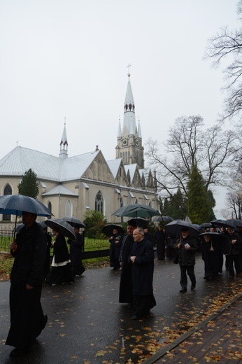 Procesyjne przeniesienie trumny bp. Nathana