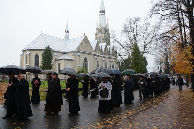 Procesyjne przeniesienie trumny bp. Nathana