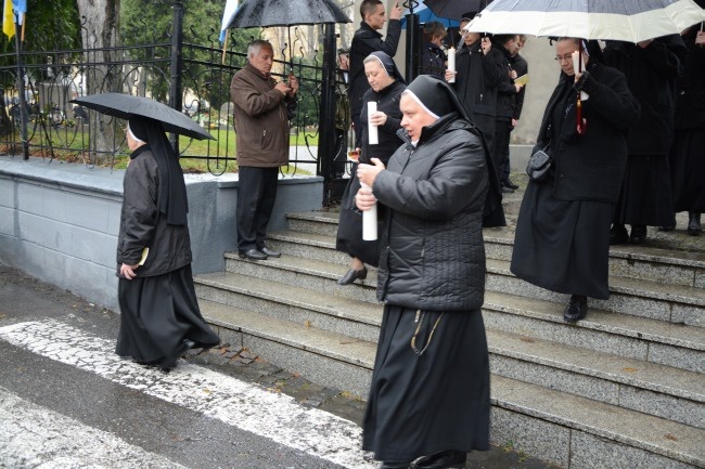 Procesyjne przeniesienie trumny bp. Nathana