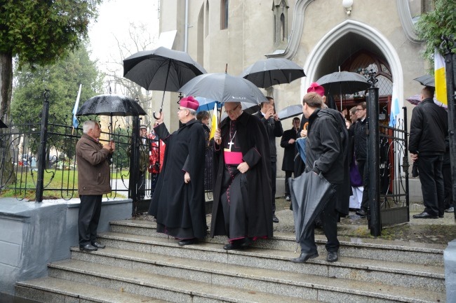 Procesyjne przeniesienie trumny bp. Nathana