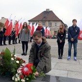 Po przedstawicielach władz swoją wiązankę przed Pomnikiem Czynu Legionów złożyła młodzież