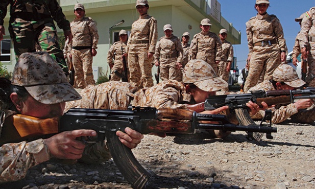 Kurdyjki z oddziału kobiecego walczącego przeciw Państwu Islamskiemu podczas ćwiczeń w irackiej miejscowości Sulejmanija 