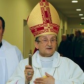 Bp Stefan Regmunt poświęcił budynek żarskiej placówki