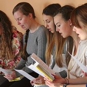 Podczas warsztatów ćwiczono m.in. pieśni: „Zwiastunom z gór”, „Maryjo, Matko mojego wezwania”, „Hymn III Tysiąclecia” i „Śpiewajcie Panu psalm”