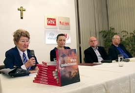  Dyskusja o nowym wydaniu „Wieży spadochronowej”.  Od lewej: prof. Krystyna Heska-Kwaśniewicz, prokurator Ewa Koj,  dr Andrzej Grajewski i prof. Ryszard Kaczmarek