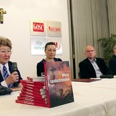  Dyskusja o nowym wydaniu „Wieży spadochronowej”.  Od lewej: prof. Krystyna Heska-Kwaśniewicz, prokurator Ewa Koj,  dr Andrzej Grajewski i prof. Ryszard Kaczmarek