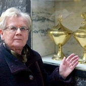 Wanda Ostrowska w radomskim kościele garnizonowym przy urnie z ziemią spod Monte Cassino Po prawej: Jedna z wielu bezimiennych mogił żołnierzy, którzy zdobywali klasztorne wzgórze Monte Cassino