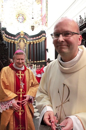  Wprowadzenie nowego proboszcza ks. Waldemara Waluka przez bp. Wiesława Szlachetkę