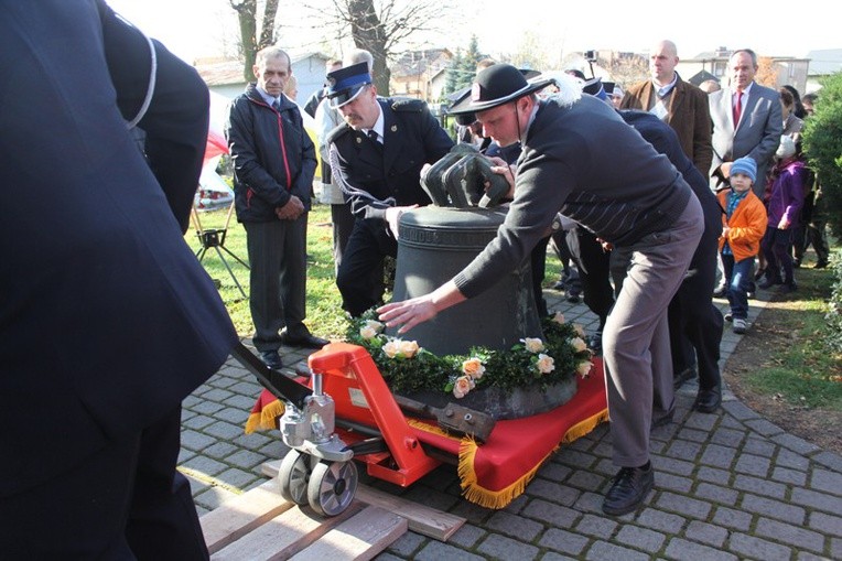 Simoradzcy strażacy i członkowie Bractwa Jakubowego wprowadzają "Jakuba"do swojego kościoła