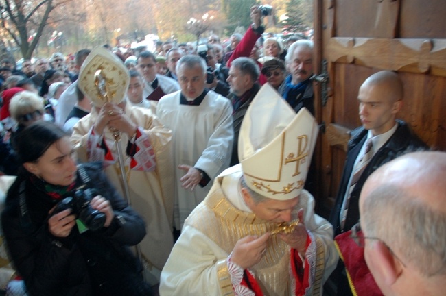 Wchodząc do katedry nowy ordynariusz otrzymał jej klucze