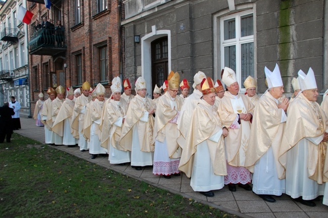 Biskupi (było ich 37) przed kancelarią parafii katedralnej, skąd ruszyła procesja wejścia