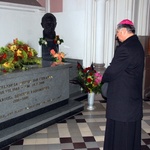 Pierwsza wizyta nowego ordynariusza w Radomiu - modlitwa przy grobie bp. Jana Chrapka