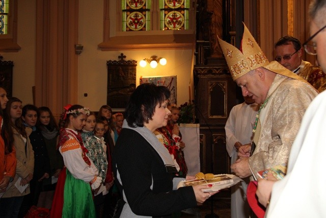 W procesji z darami dyrektor szkoły Mariola Dylewska-Mitoraj