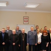 Bp. Andrzej F. Dziuba podczas wizyty w żyardowskiej komendzie policji