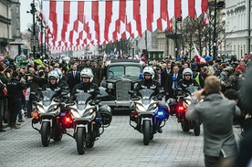 Pochód otwierał odrestaurowany Cadillac 355D, sprowadzony do Polski w 1935 r. specjalnie dla marszałka Piłsudskiego 