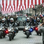 Pochód otwierał odrestaurowany Cadillac 355D, sprowadzony do Polski w 1935 r. specjalnie dla marszałka Piłsudskiego 