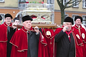 Od lat najbliższą asystą świętej są członkowie Konfraterni św. Wiktorii 