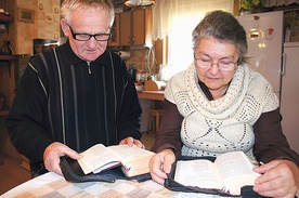 Maria i Janusz Kuśmirkowie, oprócz codziennego Różańca, raz w miesiącu odmawiają Oficjum za zmarłych