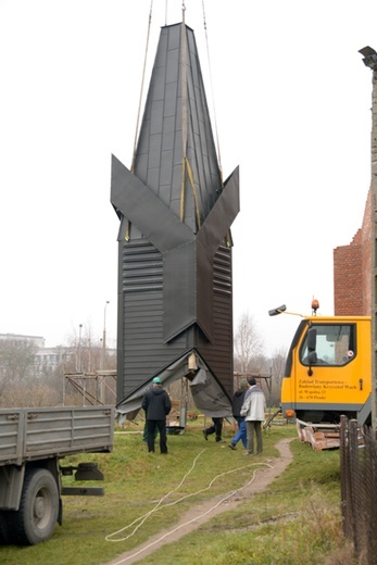 Posadowienie wieży na kościele MB Bolesnej w Radomiu