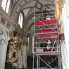  W nawie kościoła trwają przygotowania do zawieszenia odnowionych rzeźb Poniżej jedna z nich
