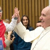 22.11.2014. Watykan. Papież Franciszek z dzieckiem podczas spotkania z pracownikami służby zdrowia. 