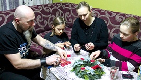  Przy wykonywaniu adwentowego wieńca każdy ma jakieś zadanie: Maciej mocuje 4 świece, Mariola, Małgosia i Asia ozdabiają wieniec – przywiązują kokardy, kwiaty i bombki