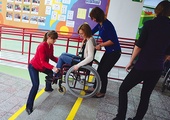 Pedagodzy uczyli się,  jak bezpiecznie asekurować osobę jadącą na wózku