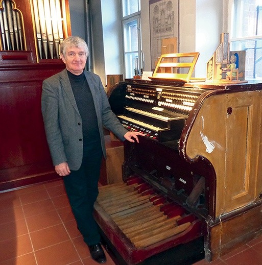  Prof. Julian Gembalski przy organach z kościoła NSPJ w Gliwicach